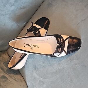 Chanel vintage black and white kitten heel shoes